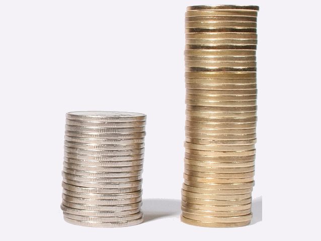 Dwa słupki monet, jeden dwa razy wyższy niż drugi