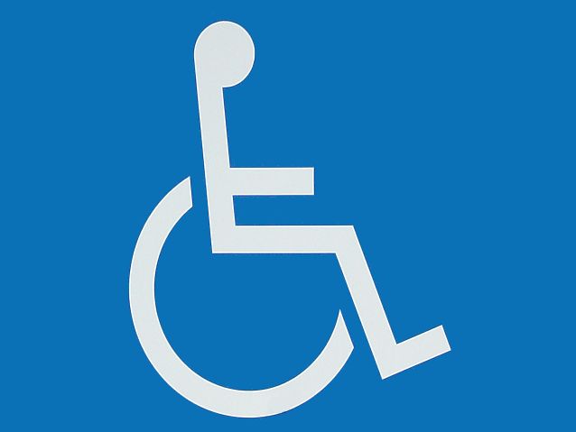 Biały symbol osoby na wózku na niebieskim tle
