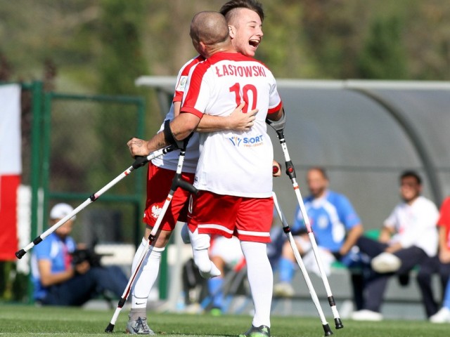 Dwóch polskich zawodników przytula się z radości wygranego meczu