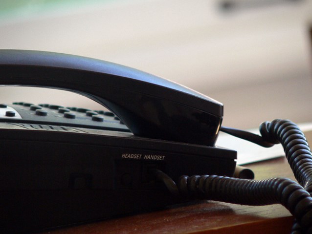 Czarny telefon z odłożoną słuchawką