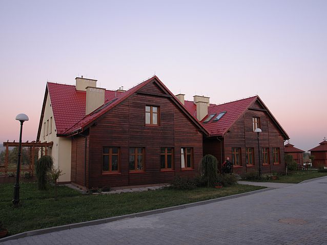 Dwa połączone domy, obłożone drewnem