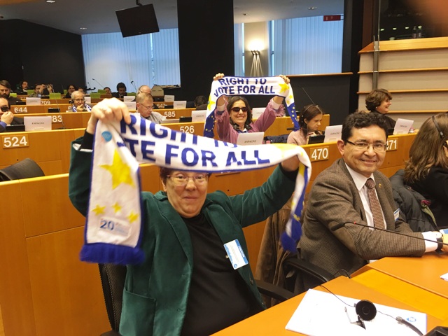 kobieta trzyma szalik z napisem Prawo głosu dla wszystkich