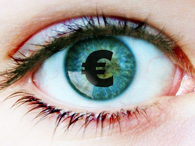 Oko, w którego źrenicy jest symbol euro