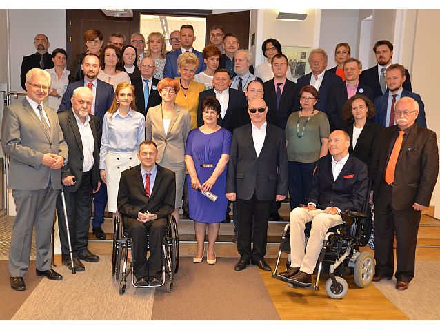 Wspólne zdjęcie członków Krajowej Rady Konsultacyjnej oraz minister Elżbiety Rafalskiej i Pełnomocnika Rządu ds. Osób Niepełnosprawnych Krzysztofa Michałkiewicza