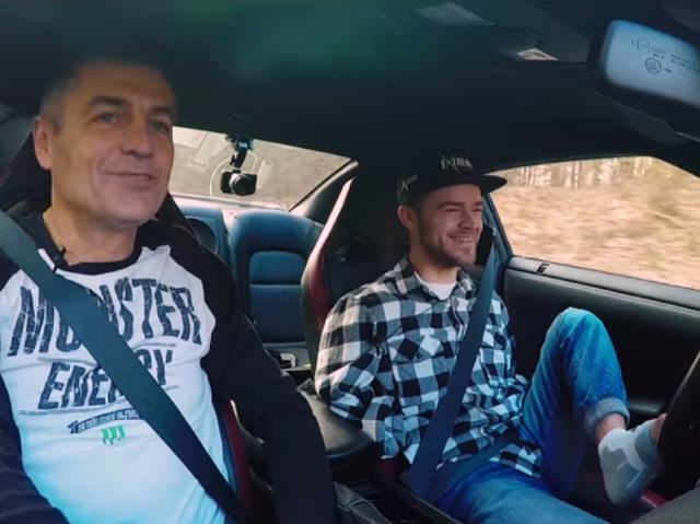 Krzysztof Hołowczyc z Bartkiem Ostałowskim rozmawiają podczas jazdy w samochodzie