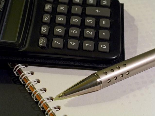 kalkulator, długopis i notatnik
