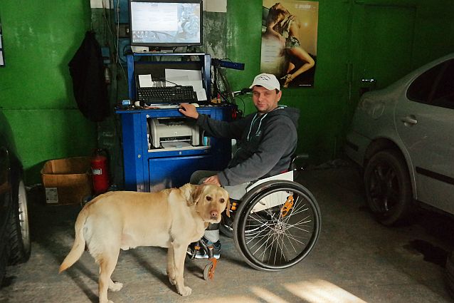 Kamil Więckiewicz - mechanik na wózku z psem