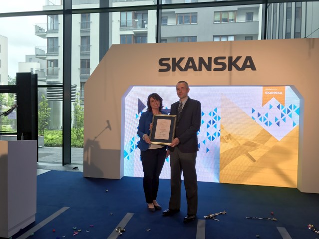 Przedstawicielka Integracji Anna Szygenda przyznaje certyfikat Obiekt bez barier na ręce dyrektora regionalnego Skanska Property Poland
