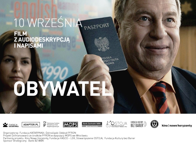 Plakat przedstawiający Jerzego Stuhra w filmie Obywatel, który trzyma uniesiony paszport