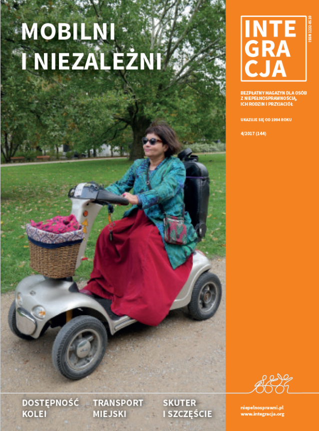 Jola Wiszowata jedzie na skuterze dla osób z niepełnosprawnością