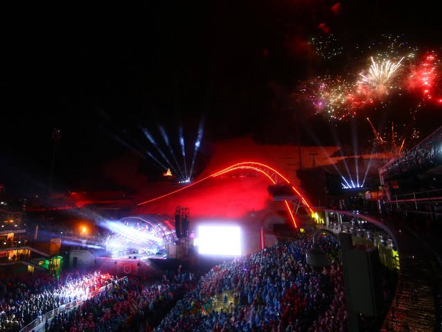 scena, publiczność i fajerwerki podczas otwarcia Olimpiad Specjalnych w Austrii