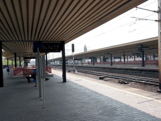 perony na dworcu kolejowym