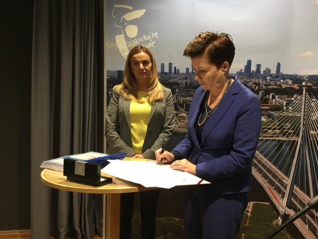 Prezydent Warszawy, Hanna Gronkiewicz-Waltz, podpisuje dokument Standardów dostępności