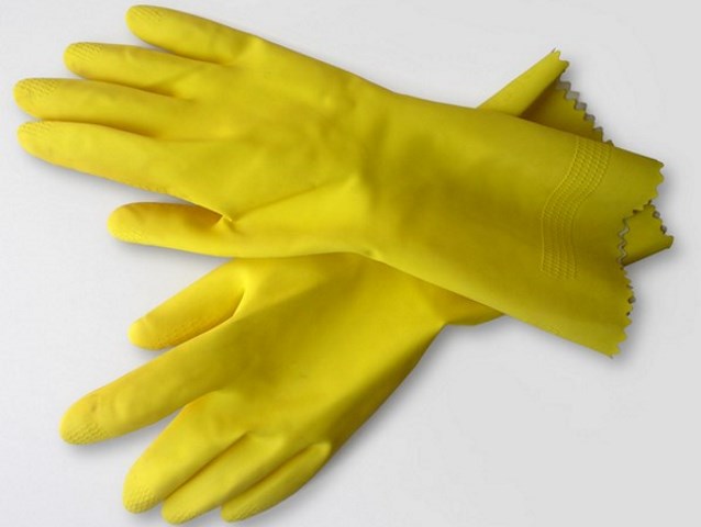 żółte rękawice do sprzątania