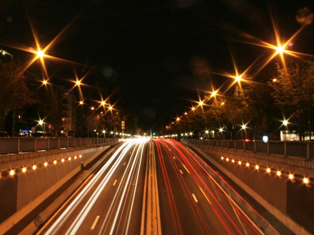 zdjęcie ulicy, uchwycone swiatla samochodow, zdjęcie zrobione z mostu