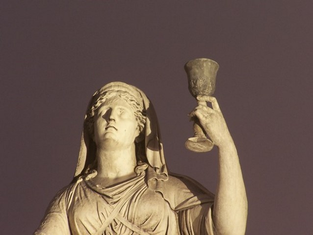 rzeźba kobiety trzymającej św. Graala