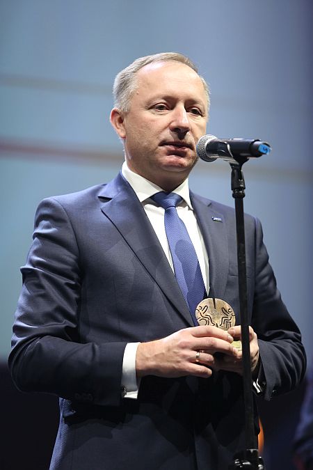 Przy mikrofonie stoi trzymając statuetkę Marek Chraniuk, prezes PKP Intercity