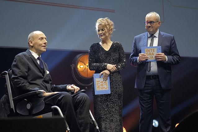 Prowadzący Wielką Galę Integracji na scenie - od lewej: Piotr Pawłowski, Monika Zamachowska i Michał Olszański