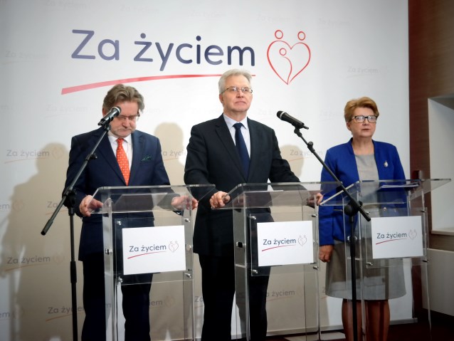 od lewej" minister Jarosław Pinkas, minister Krzysztof Michałkiewicz i wiceminister Teresa Wargocka