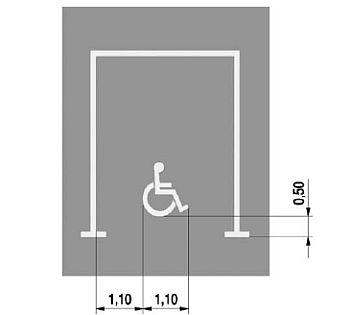 Znak P-18, czyli namalowane na nawierzchni białe linie, wraz ze znakiem P-24, czyli symbolem osoby na wózku