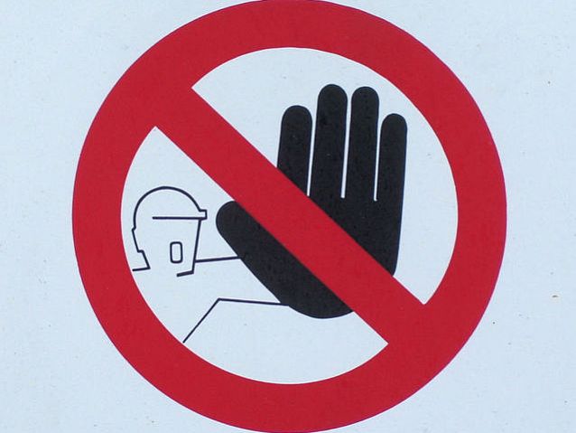 Przekreślony znak osoby powstrzymującej przed czymś gestem dłoni