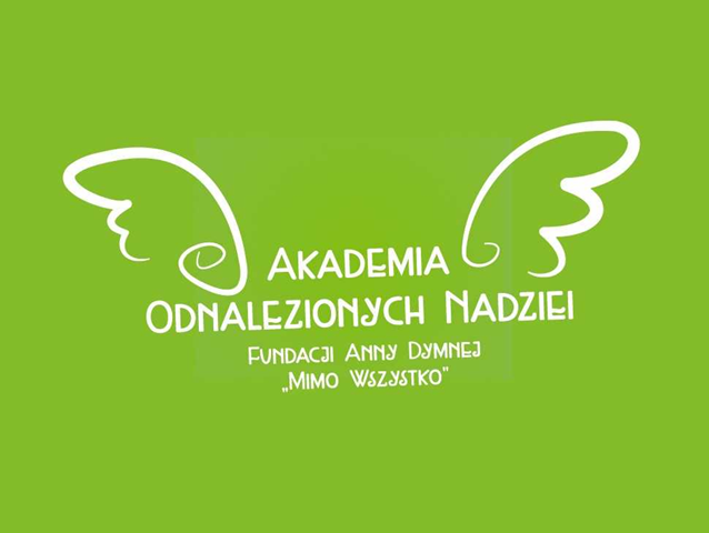 Na zielonym tle znajduje się logo konkursu dwa skrzydła i napis Akademia Odnalezionych Nadziei