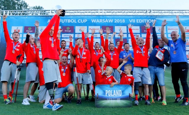 Cały zespół polskiej reprezentacji Amp Futbol Polska wraz z brązowym medalem
