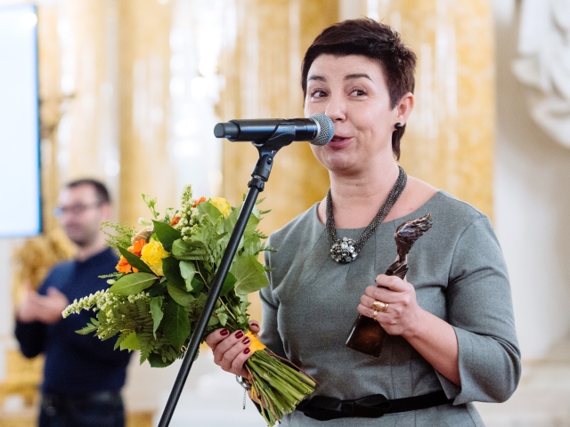 Irena Sikora-Mysłek przemawia do mikrofonu