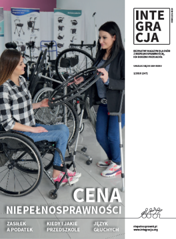 Kobieta w sklepie rehabilitacyjnym, podaje kobiecie na wózku koło od wózka - to okładka nowego magazynu Integracja
