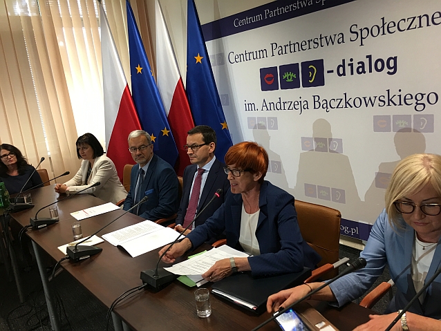 Za stołem prezydialnym siedzą m.in. premier Mateusz Morawiecki i ministrowie Elżbieta Rafalska oraz Jerzy Kwieciński