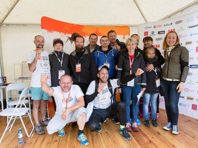 Kilka osób, biorącch udział w ubiegłej edycji Dnia Beneficjenta Poland Business Run, wśród pozujących do zdjęcia jest parasnowboardzista Wojciech Taraba
