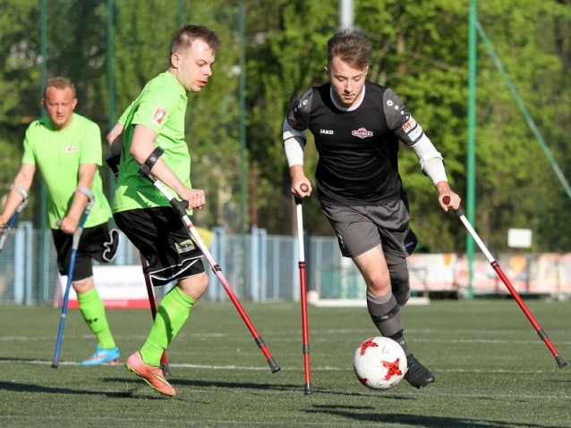 Jakub Kożuch - król strzelców turnieju biegnie z piłką, obok niego zawodnik z innej drużyny