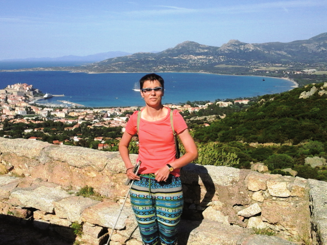 Hanna Pasterny na Korsyce. W tle wybrzeże