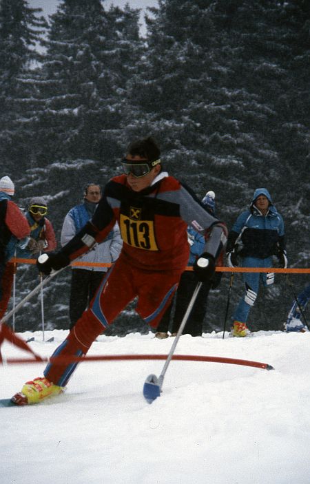 Narciarz z jedną nogą podczas dynamicznego slalomu
