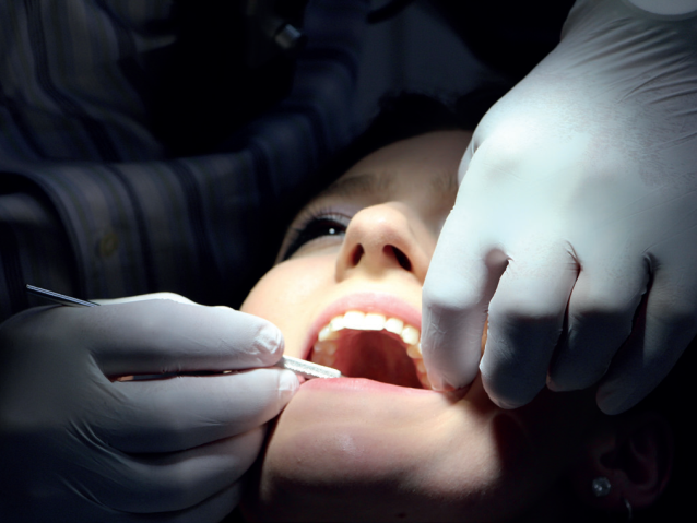 leczenie zębów kobiety