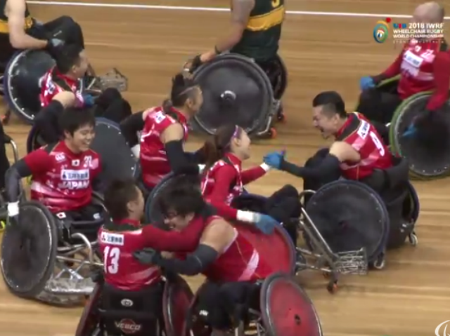 gratulujący sobie wygranej mistrza świata japońscy rugbyści