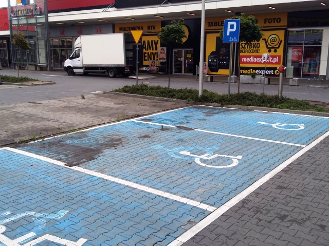 Trzy odgrodzone miejsca parkingowe dla osób z niepełnosprawnością z mebli firmy JYSK