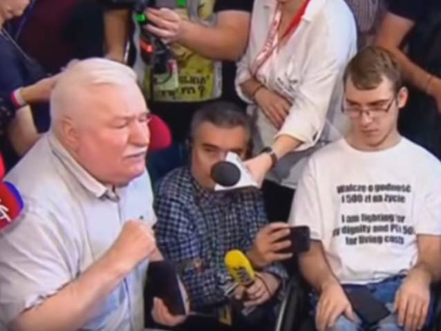 Lech Wałęsa z protestującymi w Sejmie na spotkaniu