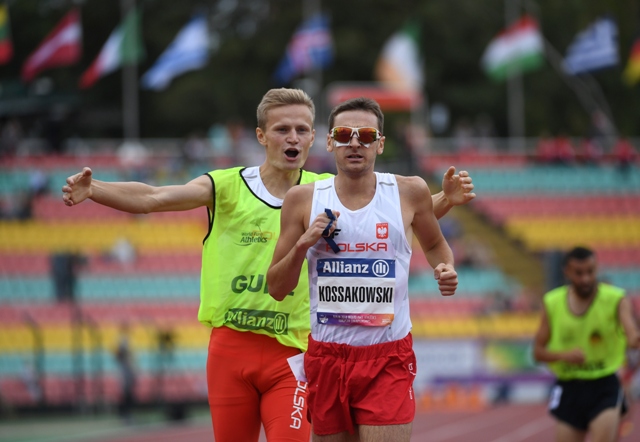 Aleksander Kossakowski biegnie, za nim z wyciągniętymi rękami biegnie przewodnik Krzysztof Wasilewski z nowiną, że byli pierwsi na mecie