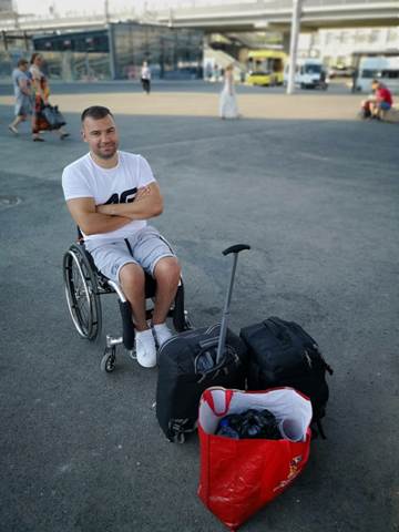 Łukasz Irla z bagażem na lotnisku, powrót do kraju