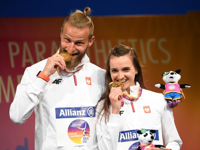 Joanna Mazur i Michał Stawicki przygryzają złote medale na podium