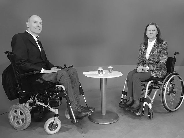 Piotr Pawłowski i Gertruda Uścińska siedzą na wózkach w studiu telewizyjnym