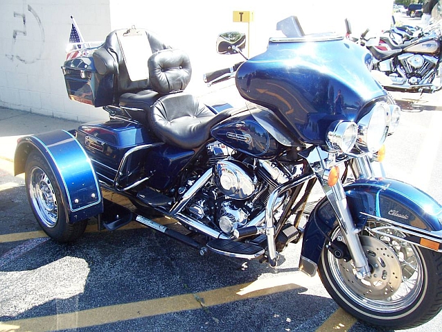 Motocykl Harley Davidson wyposażony w dwa koła z tyłu