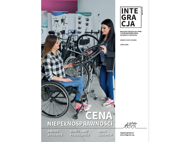 Okładka magazynu Integracja 1/2018: jedna dziewczyna o kulach podaje koło od wózka dziewczynie na wózku w sklepie