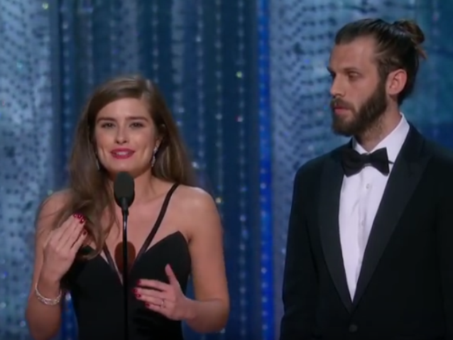 aktorka Rachel Shenton mówi i miga podczas przemówienia przy odebraniu Oscara