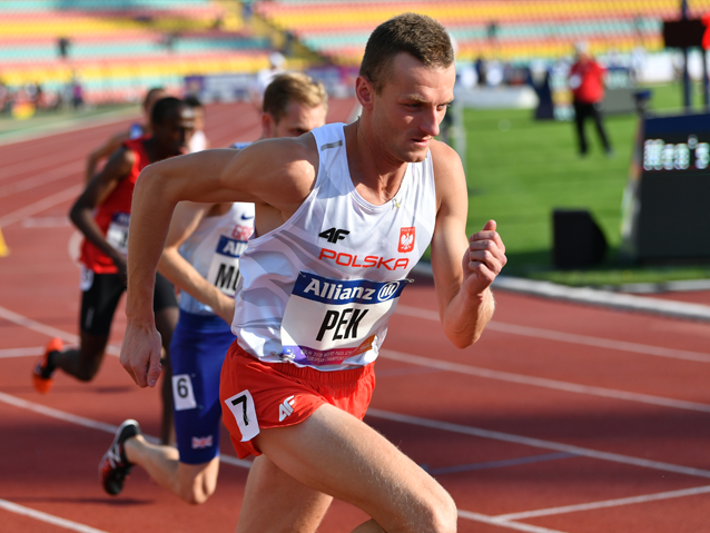 Daniel Pek biegnie po bieżni