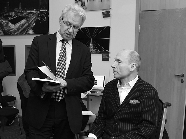 Czarno-białe zdjęcie, na którym minister Krzysztof Michałkiewicz rozmawia o książce pt. Lista Mocy z Piotrem Pawłowskim