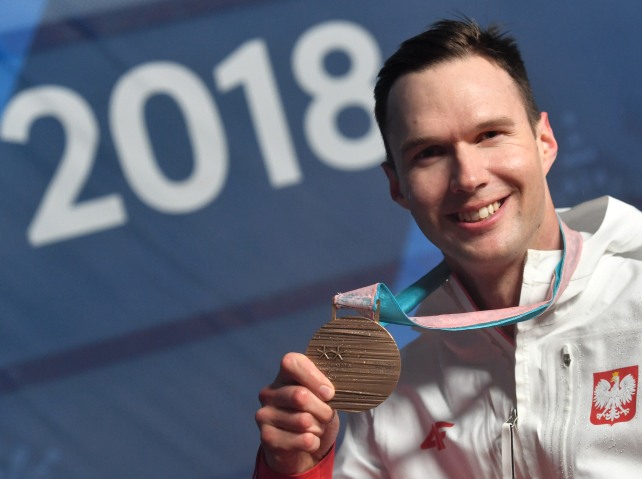 Igor Sikorski trzyma w dłoni brązowy medal