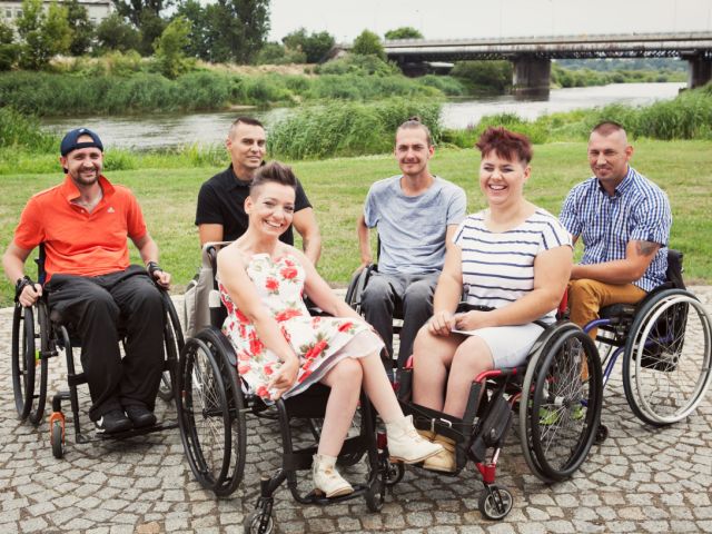 uśmiechnięta grupa osób na wózkach, która brała udział w projekcie Akademia Samodzielności
