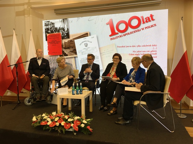 Od lewej prelegenci konferencji: prezes Piotr Pawłowski, prof. Danuta Koradecka, dr hab. Mirosław Grewiński, minister Elżbieta Bojanowska, dr Elżbieta Ostrowska, Wojciech Lubawski